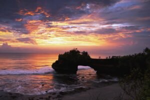 bali-tanah-lot-temple-sunset